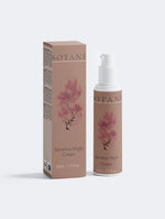 BOTANĒ Sensitive Night Cream, 50ml / 1.7 fl.oz. Pumpspender und Faltschachtel in Taupe mit detaillierter rötlicher Pflanzenillustration. thumbnail 3